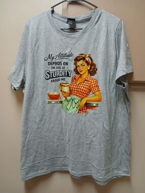 Retro Pin-Up Graphic Tee in Light Gray